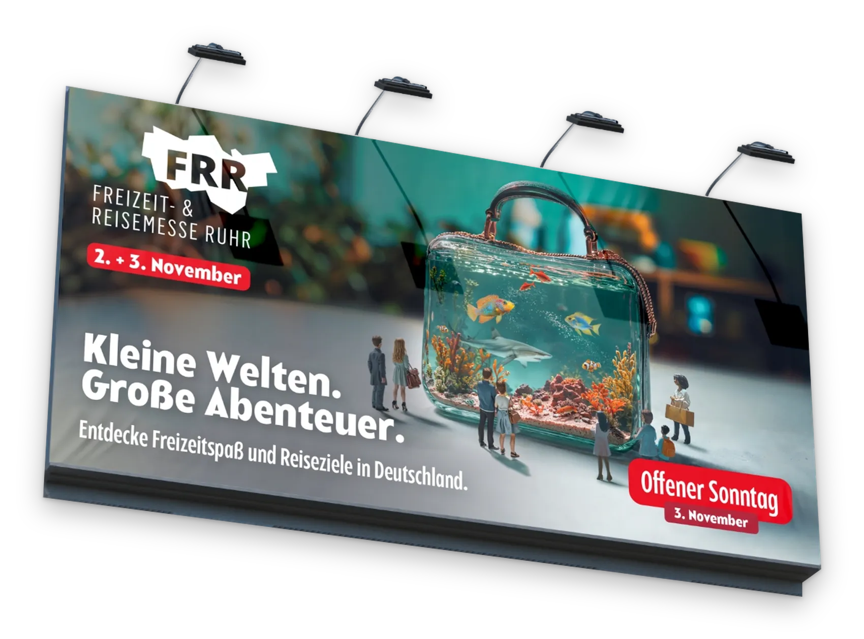 Billboard der Freizeit- und Reisemesse Ruhr: „Kleine Welten. Große Abenteuer.“ mit Miniaturfiguren vor einer Reisetasche als Aquarium und dem Hinweis auf den offenen Sonntag