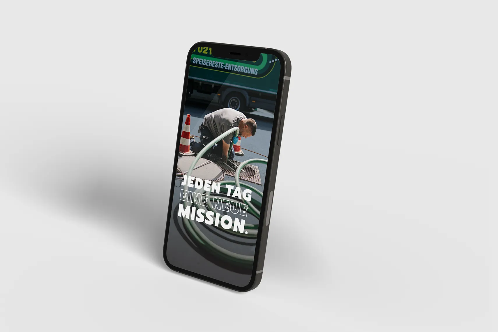 Smartphone mit Recruiting-Story von Drekopf „Jeden Tag eine neue Mission“ mit Mitarbeiter bei der Kanalreinigung vor einem Entsorgungsfahrzeug